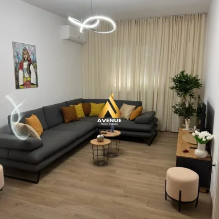 Tirane, jepet me qera apartament 2+1+Ballkon Kati 2, 86 m² 950 € (Rruga e Durresit, Kafe Flora, Qender)