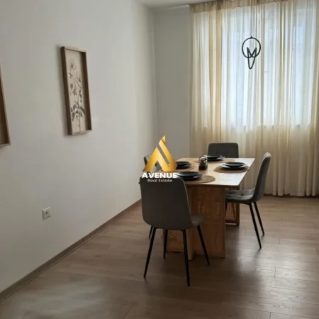 Tirane, jepet me qera apartament 2+1+Ballkon Kati 2, 86 m² 950 € (Rruga e Durresit, Kafe Flora, Qender)