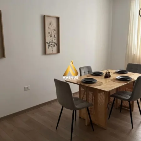 Tirane, jepet me qera apartament 2+1+Ballkon Kati 2, 86 m² 950 € (Rruga e Durresit, Kafe Flora, Qender)