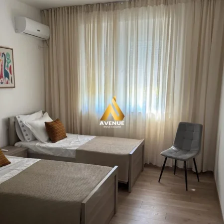 Tirane, jepet me qera apartament 2+1+Ballkon Kati 2, 86 m² 950 € (Rruga e Durresit, Kafe Flora, Qender)