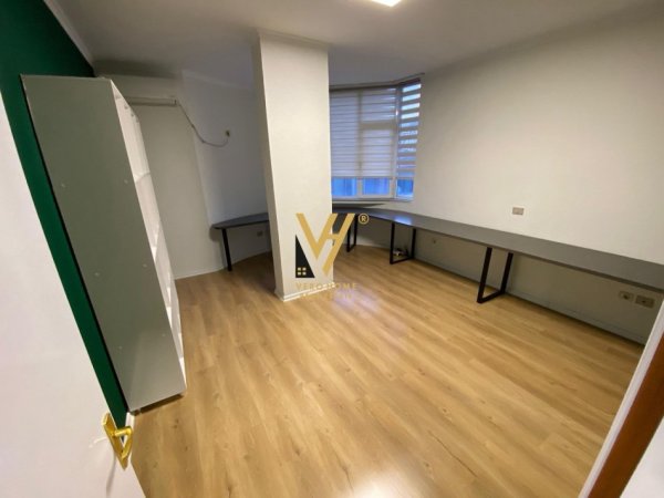 Tirane, jepet me qera apartament 2+1+Ballkon Kati 4, 80 m² 800 € (SHESHI WILLSON)