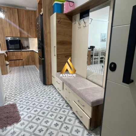 Tirane, jepet me qera apartament 1+1+Ballkon Kati 10, 60 m² 450 € (golden park)