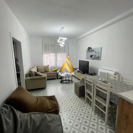 Tirane, jepet me qera apartament 1+1+Ballkon Kati 10, 60 m² 450 € (golden park)