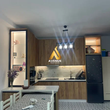 Tirane, jepet me qera apartament 1+1+Ballkon Kati 10, 60 m² 450 € (golden park)