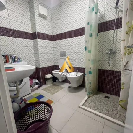 Tirane, jepet me qera apartament 1+1+Ballkon Kati 10, 60 m² 450 € (golden park)