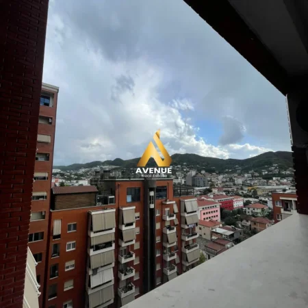 Tirane, jepet me qera apartament 1+1+Ballkon Kati 10, 60 m² 450 € (golden park)