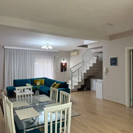 Tirane, jepet me qera apartament duplex 3+1 Kati 0, 150 m² 1.000 € (Kodra e Diellit 1)