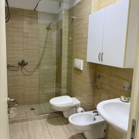 Tirane, jepet me qera apartament duplex 3+1 Kati 0, 150 m² 1.000 € (Kodra e Diellit 1)
