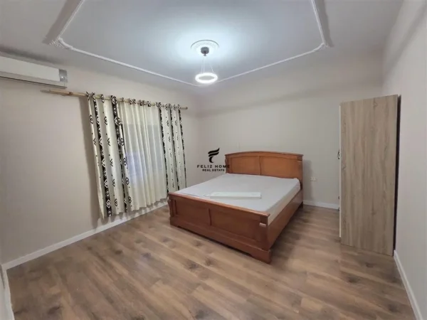Tirane, jepet me qera apartament 3+1 Kati 2, 170 m² 800 € (FUSHA E AVIACIONIT)