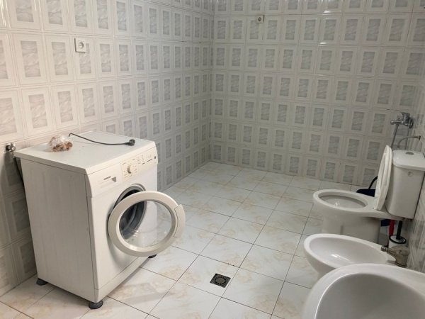 Tirane, jepet me qera shtepi 2+1+Ballkon Kati 0, 125 m² 450 € (ne rrugen Hysen Selmani Tirane)