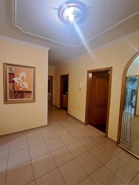 Tirane, jepet me qera apartament 2+1+Ballkon Kati 5, 120 m² 950 € (Garda)