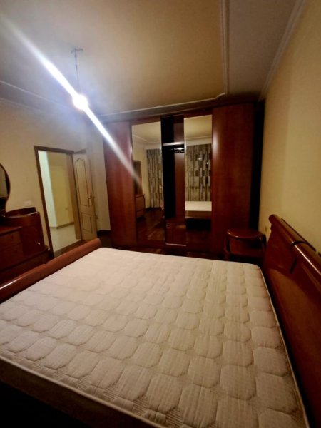 Tirane, jepet me qera apartament 2+1+Ballkon Kati 5, 120 m² 950 € (Garda)