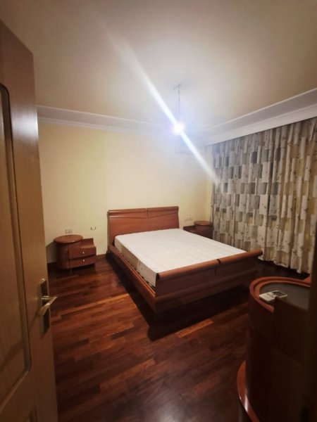 Tirane, jepet me qera apartament 2+1+Ballkon Kati 5, 120 m² 950 € (Garda)