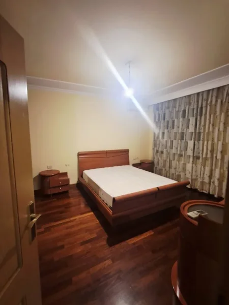 Tirane, jepet me qera apartament 2+1+Ballkon Kati 5, 120 m² 950 € (Garda)