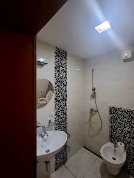 Tirane, jepet me qera apartament 2+1+Ballkon Kati 5, 120 m² 950 € (Garda)