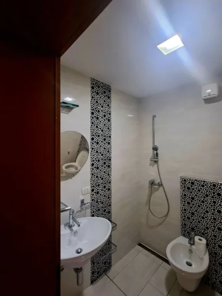 Tirane, jepet me qera apartament 2+1+Ballkon Kati 5, 120 m² 950 € (Garda)