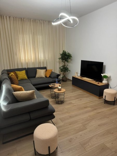 Tirane, jepet me qera apartament 2+1 Kati 2, 90 m² 950 € (KAFE FLORA)