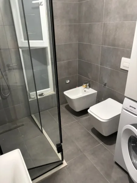 Tirane, jepet me qera apartament 2+1+Ballkon Kati 9, 100 m² 650 € (ish fusha aviacionit)