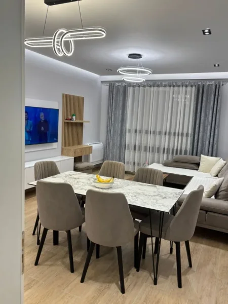 Tirane, jepet me qera apartament 2+1+Ballkon Kati 9, 100 m² 650 € (ish fusha aviacionit)