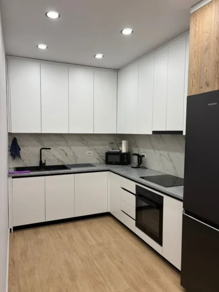 Tirane, jepet me qera apartament 2+1+Ballkon Kati 9, 100 m² 650 € (ish fusha aviacionit)