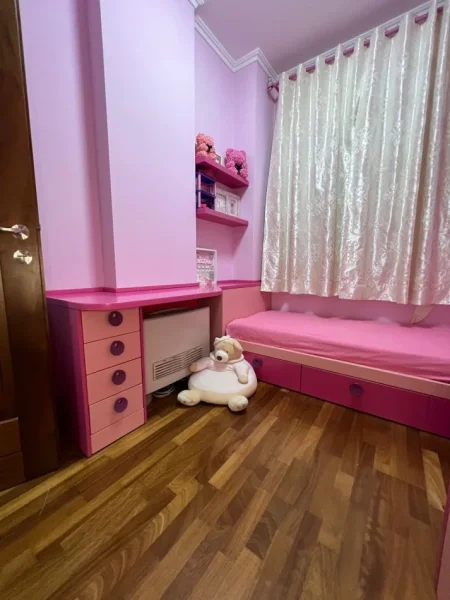 Tirane, jepet me qera apartament duplex 3+1 Kati 1, 150 m² 1.000 € (komuna parisit)