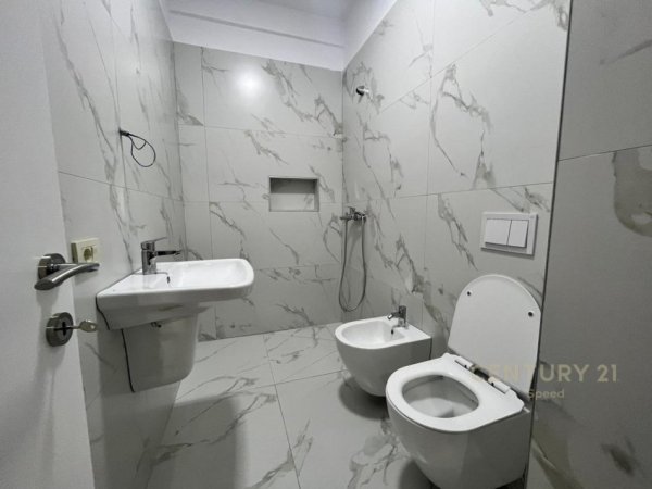 Tirane, jepet me qera ambjent biznesi Kati 8, 117 m² 700 € 