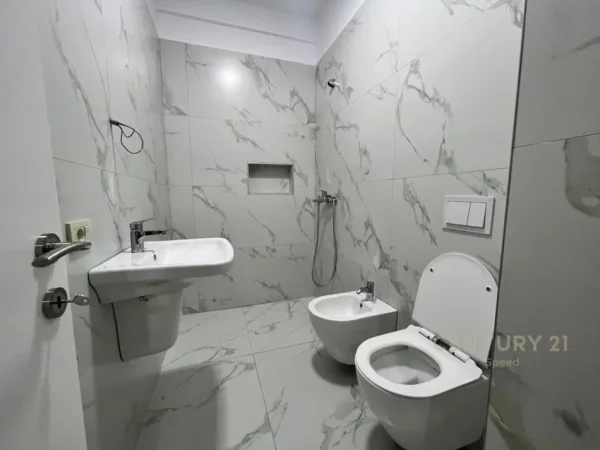Tirane, jepet me qera ambjent biznesi Kati 8, 117 m² 700 € 
