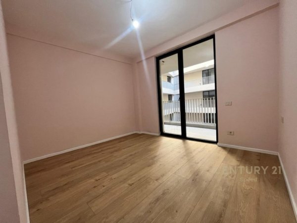 Tirane, jepet me qera ambjent biznesi Kati 8, 117 m² 700 € 