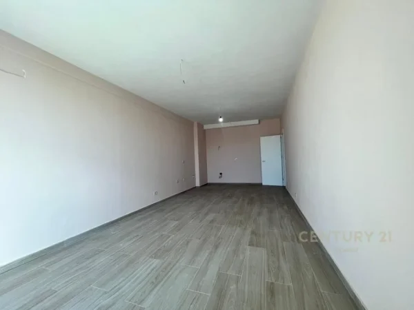 Tirane, jepet me qera ambjent biznesi Kati 8, 117 m² 700 € 