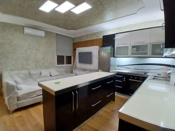 Tirane, jepet me qera apartament 2+1+Ballkon Kati 3, 110 m² 700 € (Qender / cirku)