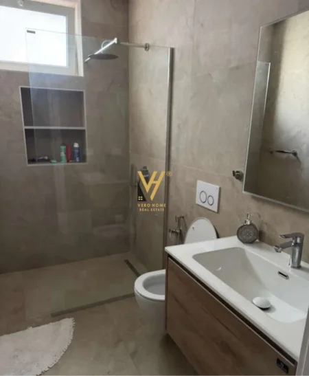 Tirane, jepet me qera apartament 2+1+Ballkon Kati 2, 90 m² 950 € (QENDER)