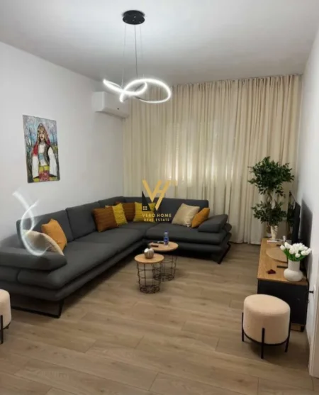 Tirane, jepet me qera apartament 2+1+Ballkon Kati 2, 90 m² 950 € (QENDER)