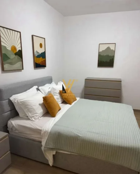 Tirane, jepet me qera apartament 2+1+Ballkon Kati 2, 90 m² 950 € (QENDER)