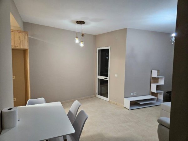 Tirane, jepet me qera apartament 3+1 Kati 8, 114 m² 550 € (astir)