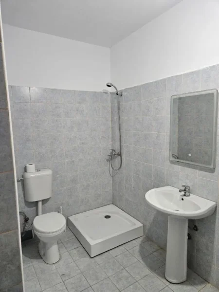 Tirane, jepet me qera apartament 3+1 Kati 8, 114 m² 550 € (astir)
