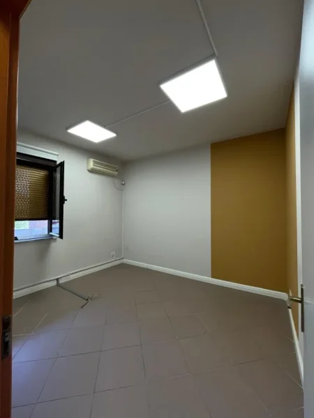 Tirane, jepet me qera zyre Kati 1, 93 m² 1.000 € (BLLOK)