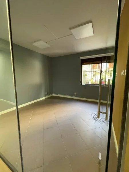 Tirane, jepet me qera zyre Kati 1, 93 m² 1.000 € (BLLOK)