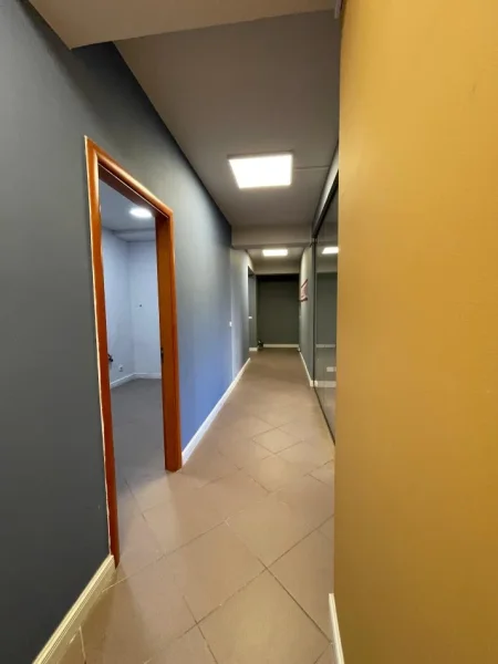 Tirane, jepet me qera zyre Kati 1, 93 m² 1.000 € (BLLOK)