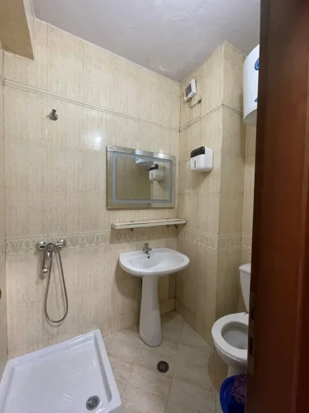 Tirane, jepet me qera zyre Kati 1, 93 m² 1.000 € (BLLOK)