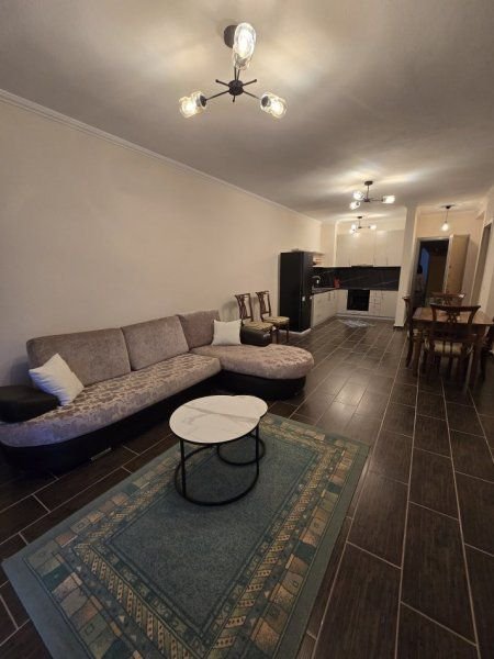 Tirane, jepet me qera apartament 2+1+Ballkon Kati 5, 120 m² 500 € (ZYBERISHT)