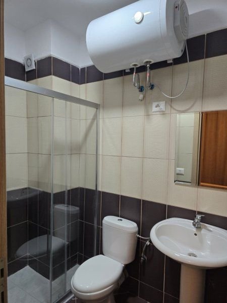 Tirane, jepet me qera apartament 2+1+Ballkon Kati 5, 120 m² 500 € (ZYBERISHT)