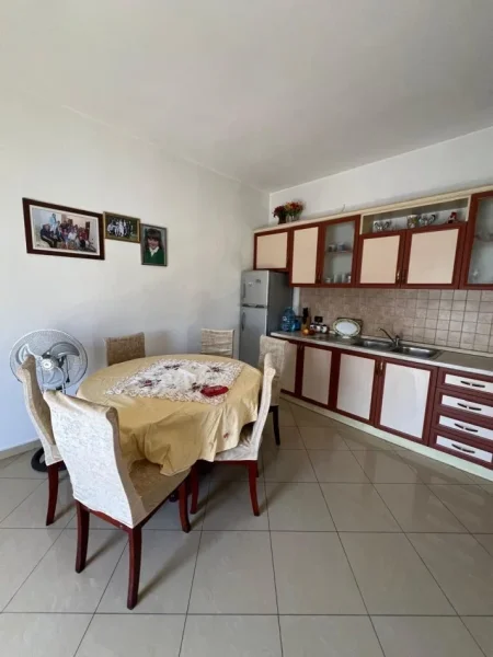 Tirane, jepet me qera apartament 2+1 Kati 3, 100 m² 350 € (babrru)