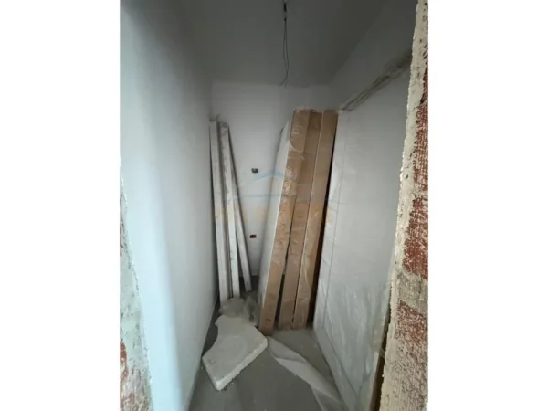 Tirane, shitet apartament 2+1+Ballkon Kati 4, 143 m² 350.000 € (Liqeni i Thatë)