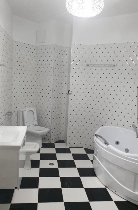 Tirane, jepet me qera 3+1 Kati 2, 211 m² 1.000 € (RRUGA PETI)