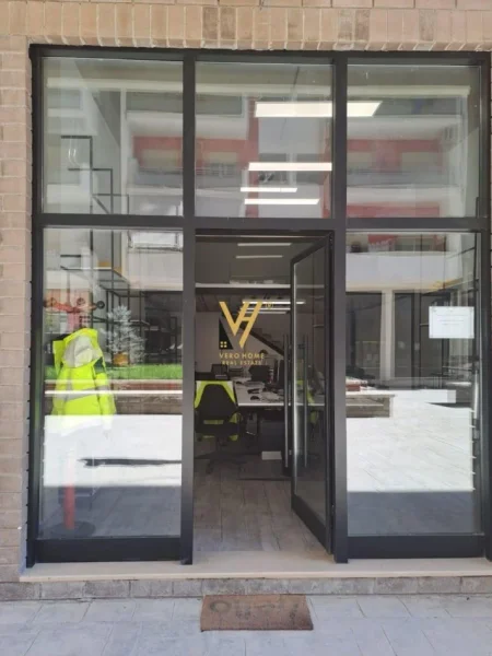 Tirane, shitet dyqan Kati 0, 63 m² 160.000 € (YZBERISHT)