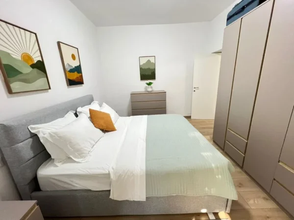 Tirane, jepet me qera apartament 2+1 Kati 1, 90 m² 950 € (Kafe Flora)