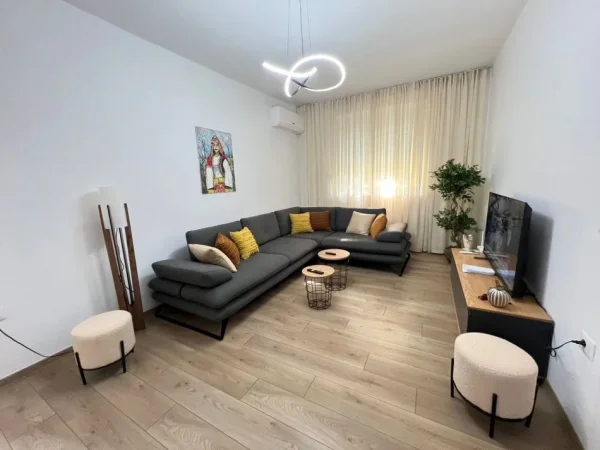 Tirane, jepet me qera apartament 2+1 Kati 1, 90 m² 950 € (Kafe Flora)