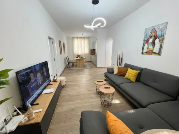 Tirane, jepet me qera apartament 2+1 Kati 1, 90 m² 950 € (Kafe Flora)