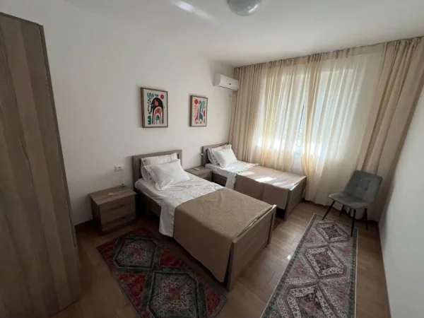 Tirane, jepet me qera apartament 2+1 Kati 1, 90 m² 950 € (Kafe Flora)