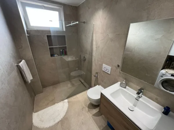 Tirane, jepet me qera apartament 2+1 Kati 1, 90 m² 950 € (Kafe Flora)